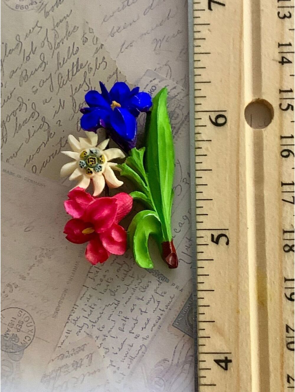 Vintage Carved Alpine Tyrolean Flower Bouquet Celluloid Figural Brooch Pin - Picture 3 of 3